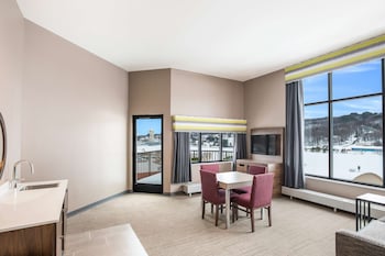 Suite, 1 King Bed, Balcony