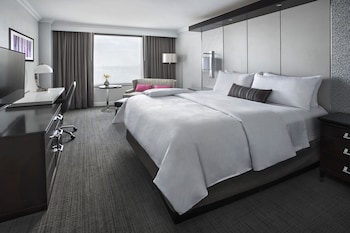 Suite, 1 King Bed (Mobility Accessible, Roll-in Shower)