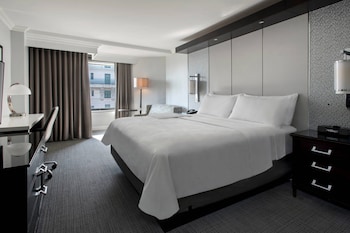 Suite, 1 King Bed (Mobility Accessible, Roll-in Shower)