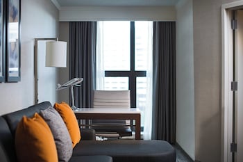 Suite, 1 Bedroom (Mobility/Hearing Access, Roll-in Shwr)