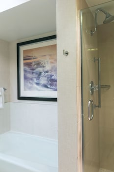 Suite, 1 Bedroom (Mobility/Hearing Access, Roll-in Shwr)