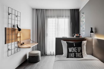 Room, 2 Twin Beds, City View