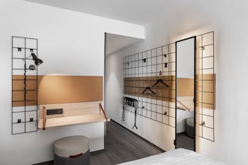 Room, 1 Queen Bed with Sofa bed, Balcony