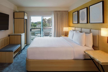 Room, 1 King Bed, Balcony, Partial Ocean View