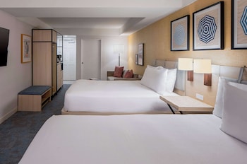 Room, 2 Queen Beds, Bathtub (Mobility & Hearing)