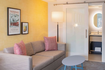 Room, 1 King Bed, Balcony (Hearing)