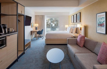 Room, 1 King Bed, Balcony, Partial Ocean View