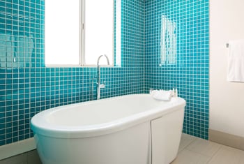 Suite, 1 King Bed (Surfside Suite with Roll-in Shower)