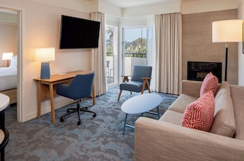 Suite, 1 King Bed (Surfside Suite with Roll-in Shower)