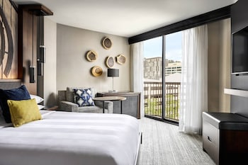 Room, 1 King Bed (Mobility/Hearing Accessible, Tub)