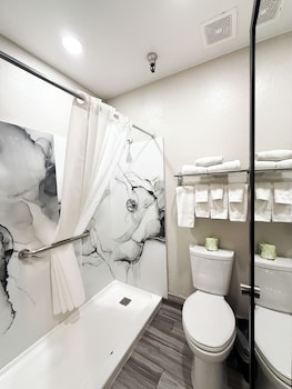 Deluxe Room, 1 King Bed, Non Smoking, Refrigerator & Microwave