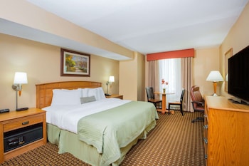 Suite, 1 King Bed, Non Smoking, Poolside