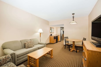 Suite, 1 King Bed, Non Smoking, Poolside