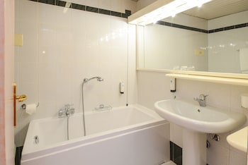 Standard Double Room, 1 King Bed, Lake View
