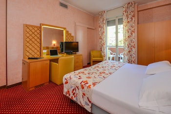 Standard Double Room, 1 King Bed, Lake View