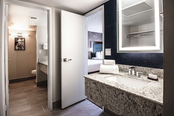 Suite, 1 King Bed, Accessible, Mountain View (Mobility & Hearing, Bathtub)