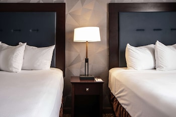 Suite, 2 Queen Beds, Accessible, Bathtub