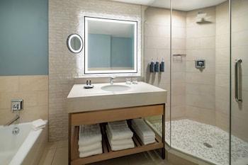 2 Queen Beds Partial Bay View (Mobility Accessible)