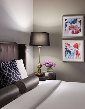 Room, 1 King Bed, River View (Fairmont Gold)
