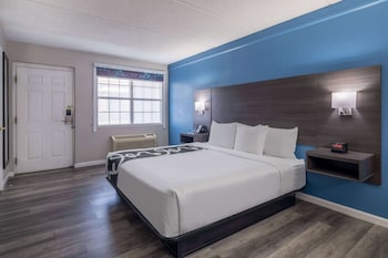 1 King Bed, Mobility Accessible Room, Bathtub w/ Grab Bars, Non-Smoking