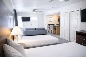 Luxury Studio Suite, 2 Queen Beds, Kitchen