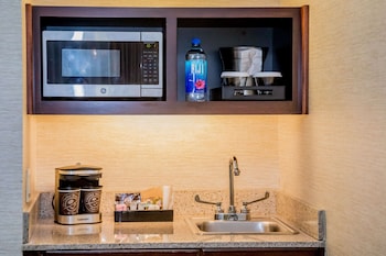 Suite, 1 King Bed, Accessible