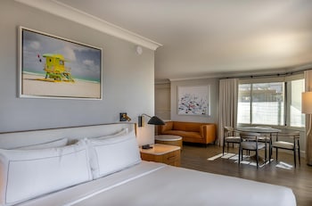 Studio Suite, 1 King Bed, Balcony, Oceanfront (Huntington Tower)
