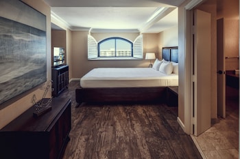 Deluxe Suite, 1 King Bed, Balcony, Oceanfront (Huntington Tower)