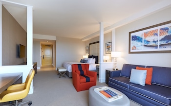 Premium Suite, 1 King Bed, Accessible, Balcony (Hearing)