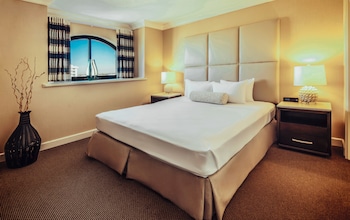Suite, 1 King Bed, Balcony, Oceanfront (Huntington Tower)