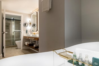 Deluxe Suite, 1 Double Bed, Mobility Accessible, Balcony (Roll-in Shower, Huntington Tower)