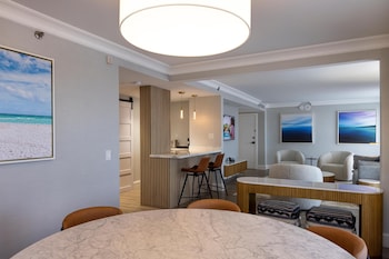 Deluxe Suite, 1 Double Bed, Mobility Accessible, Balcony (Roll-in Shower, Huntington Tower)