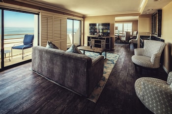 Deluxe Suite, 1 Double Bed, Mobility Accessible, Balcony (Roll-in Shower, Huntington Tower)