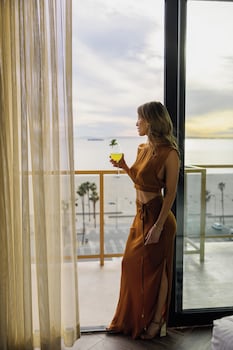 Premium Suite, 1 King Bed, Balcony, Oceanfront
