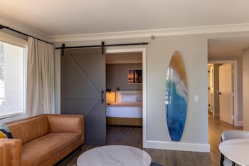 Suite, 1 King Bed, Balcony, Oceanfront (Huntington Tower)
