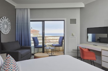 Room, 2 Queen Beds, Balcony, Partial Ocean View (Huntington Tower)