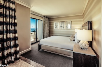 Suite, 1 King Bed, Balcony, Partial Ocean View (Driftwood, Huntington Tower)