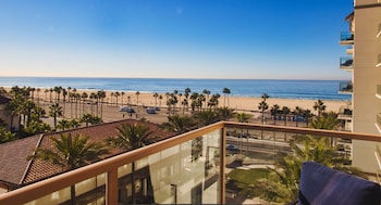 Premium Studio Suite, 1 King Bed with Sofa bed, Balcony, Partial Ocean View (Twin Dolphin Tower)