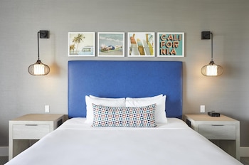 Room, 1 King Bed, Balcony, Resort View (Huntington Tower)