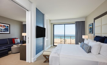 Premium Suite, 1 King Bed, Accessible, Balcony (Hearing)