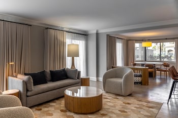 Deluxe Suite, 1 Double Bed, Mobility Accessible, Balcony (Roll-in Shower, Huntington Tower)