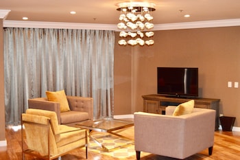 Suite, 1 King Bed, Balcony, Partial Ocean View (Driftwood, Huntington Tower)