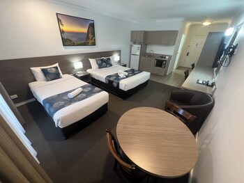 Deluxe Suite, Multiple Beds, Kitchenette