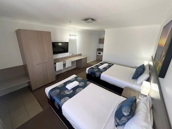 Deluxe Suite, Multiple Beds, Kitchenette