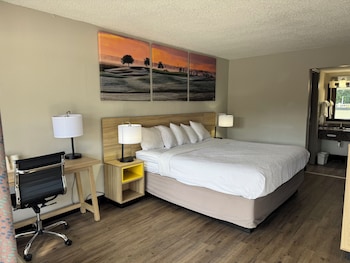 Standard Room, 1 King Bed