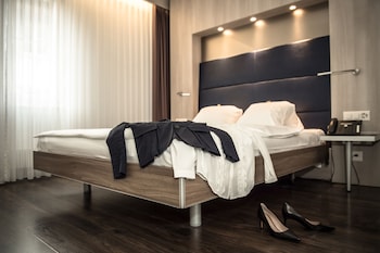 Small Double Queen Room