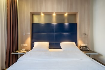 Small Double Queen Room