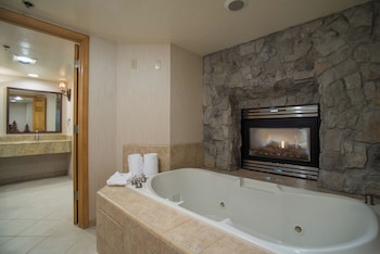 Signature Room, 1 King Bed, Jetted Tub
