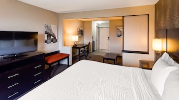 Executive Suite, 1 King Bed, Non Smoking, Refrigerator & Microwave