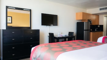 Deluxe Room, 2 Queen Beds, Kitchenette (Non-Smoking)